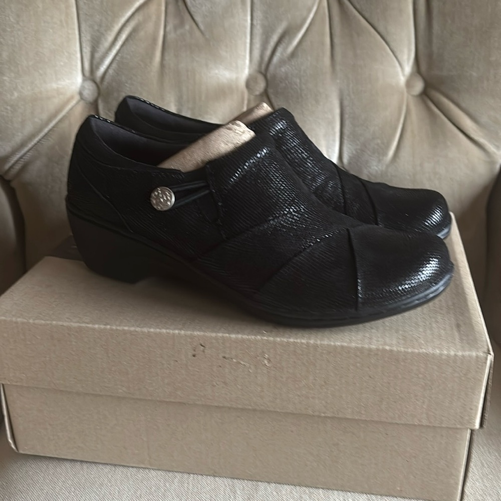 Women’s Clarks Channing Ann Black Lizard nib sz 9 slip on shoes classy